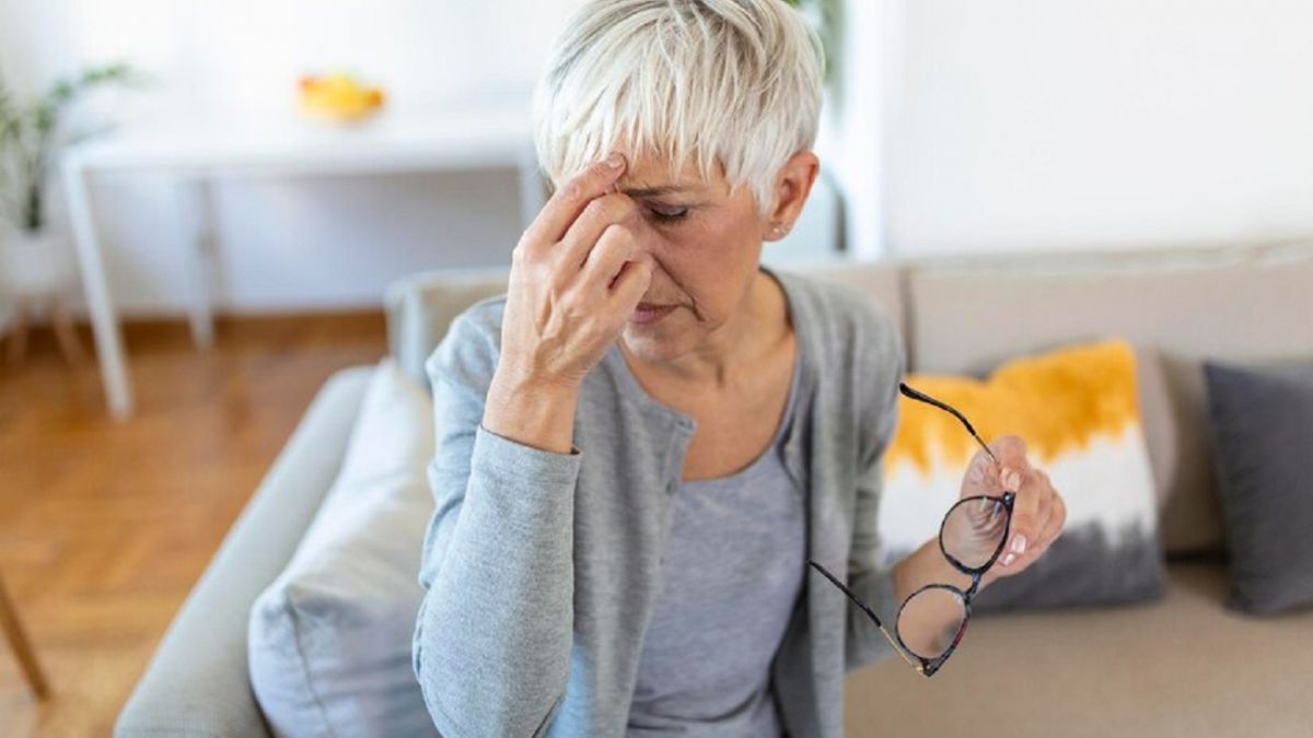 senior_woman_glasses_rubs_her_eyes_suffering_from_tired_eyes_ocular_diseases_concept_657921_1197_d9ce248312d6999f40a1a65ff4236033_1200x675.jpg
